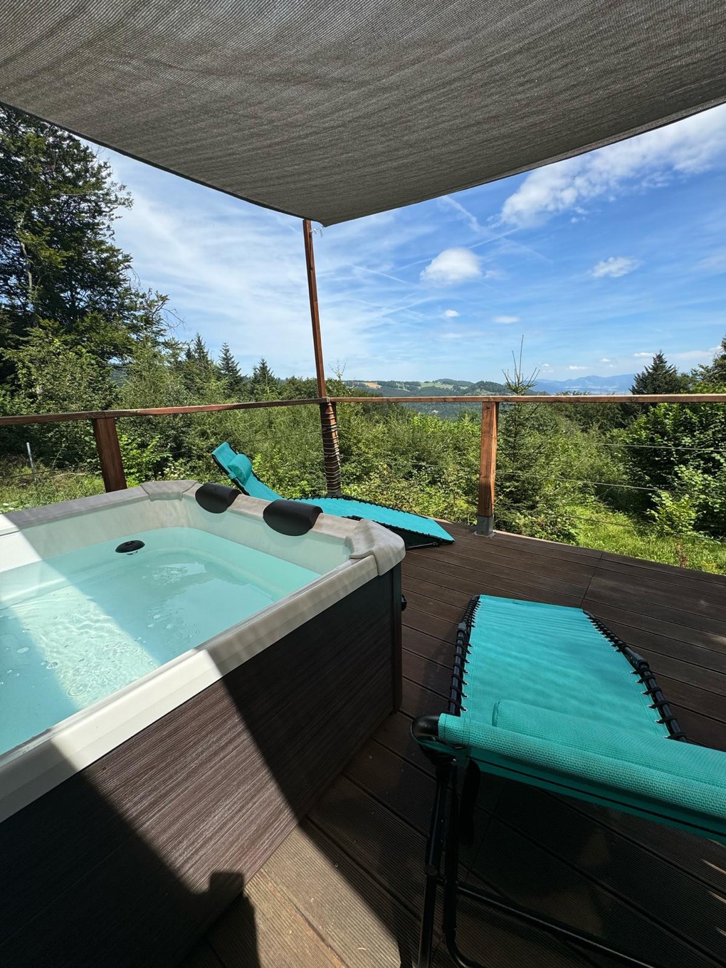 Caquerelle-terrasse-jacuzzi-ombre Terrasse avec jacuzzi et vue sur La Caquerelle