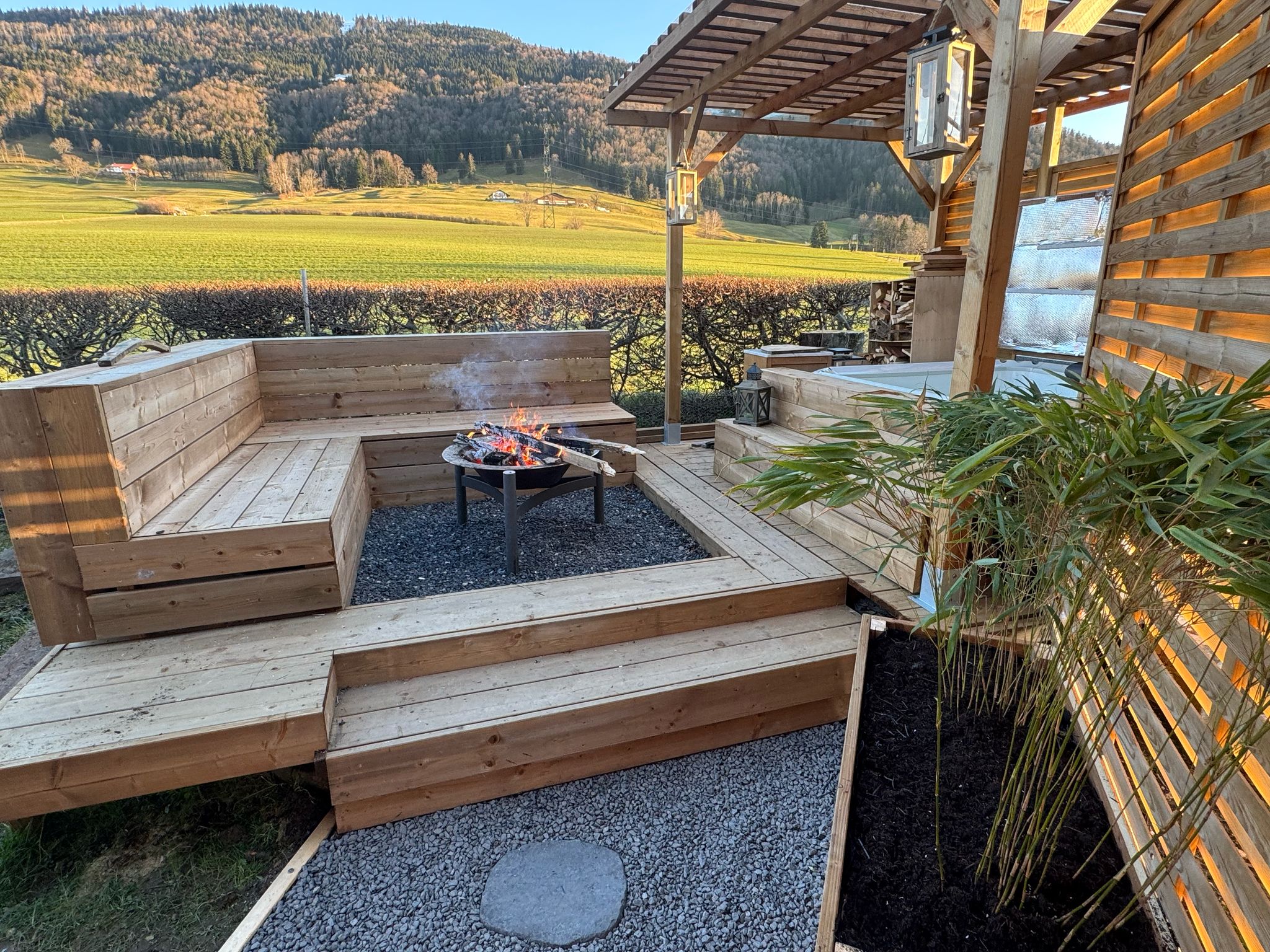 Terrasse avec brasero et jacuzzi